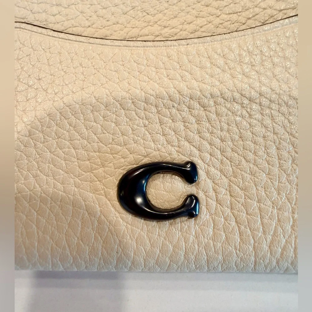 Coach Pebbled Leather Card Case Holder in Cream with Black 'C' Logo NWOT - Picture 3 of 12
